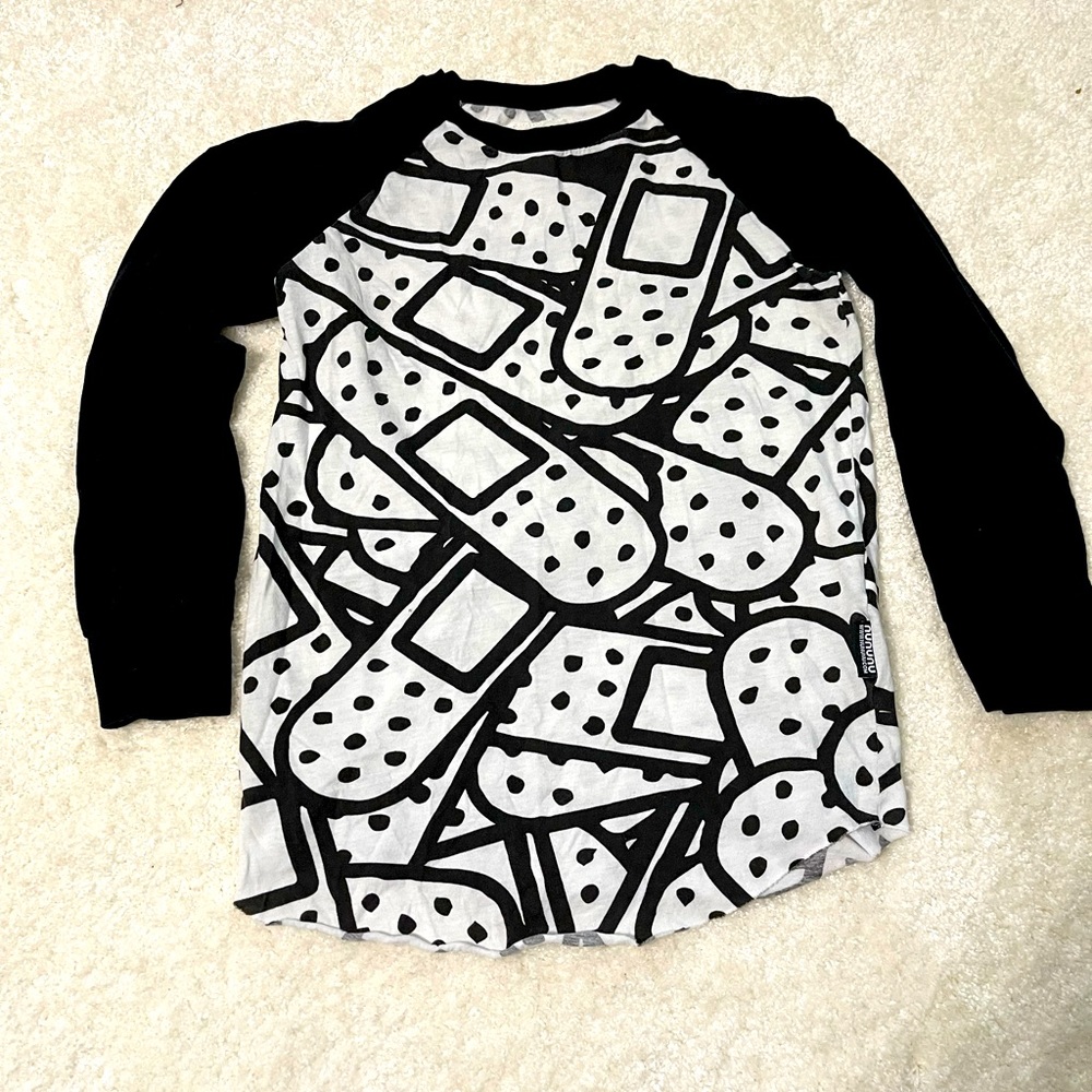 nununu (sz 8/9) BANDAID BASEBALL SHIRT